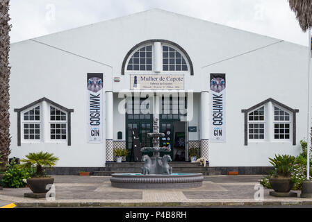 Portugal, Azoren, Sao Miguel, Ribeira Grande, Mulher de Capote Distillery, außen Stockfoto