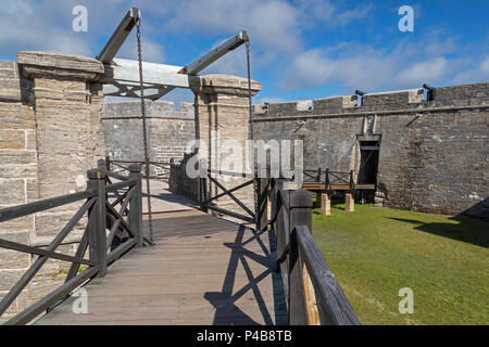 St. Augustine, Florida - Die rekonstruierte Zugbrücke am Castillo de San Marcos National Monument. Die spanische gebaut Das fort Im späten 17. Jahrhundert Stockfoto