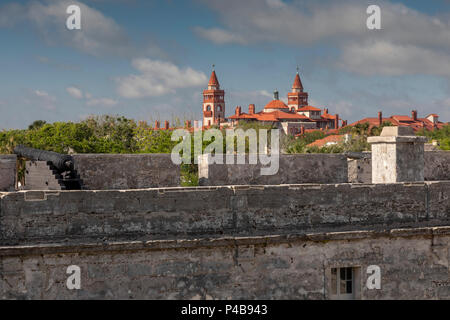 St. Augustine, Florida - Flagler College, jenseits der Mauern des Castillo de San Marcos, der Spanischen das Fort erbaut, heute ein nationales Denkmal, in den späten Stockfoto