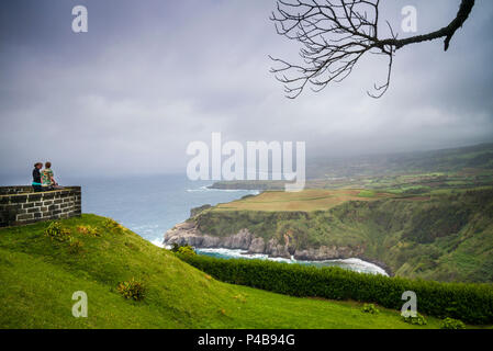 Portugal, Azoren, Sao Miguel Island, Baia de Santa Iria, Miradouro de Santa Iria, erhöhte Küstenansicht Stockfoto