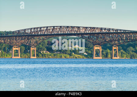 USA, New York, Hudson Valley Region, Rundumleuchte Rundumleuchte Brücke über den Hudson River. Stockfoto