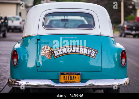 USA, New York, Finger Lakes Region, Watkins Glen, 1950s-era Chevrolet Auto mit Ben und Jerry's Ice Cream signage Stockfoto