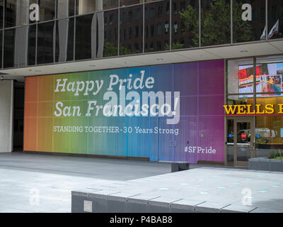 SAN FRANCISCO, Ca - 8. Juni 2018: Wells Fargo Filiale anzeigen SF Gay Pride Nachricht Stockfoto