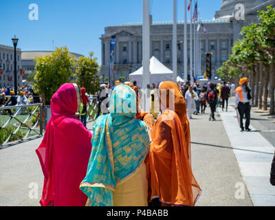 SAN FRANCISCO, Ca - 10. Juni 2018: Die Frau in der traditionellen Sikh Gewand gekleidet Reden außerhalb des Punjab referendum Rallye Stockfoto