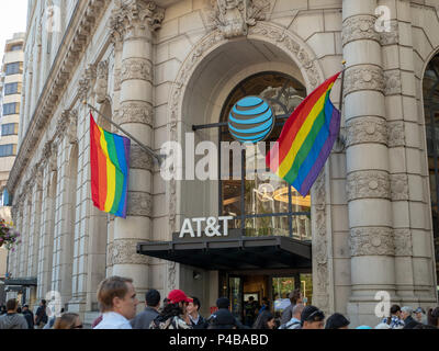 SAN FRANCISCO, Ca - Juni 8, 2018: Gay Pride Fahnen schwenkten außerhalb eines AT&T-store Stockfoto