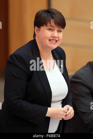 Schottische konservative Parteichef Ruth Davidson während des ersten Ministers Fragen an das schottische Parlament in Edinburgh. Stockfoto