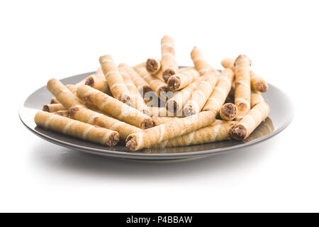 Süße Schokolade Waffelröllchen auf weißem Hintergrund. Stockfoto