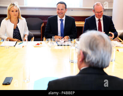 Taoiseach Leo Varadkar (Mitte), Helen McEntee (links) und Minister für Auswärtige Angelegenheiten Simon Coveney während eines Treffens mit dem Präsidenten der Europäischen Kommission, Jean-Claude Juncker (unten rechts), in öffentlichen Gebäuden, bei seinem Besuch in Dublin, vor der Tagung des Europäischen Rates am 28./29. Juni Brexit und andere Themen, die derzeit auf der europäischen Agenda zu diskutieren. Stockfoto