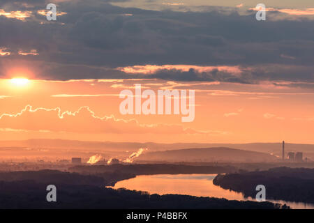 St. Andrä-Wördern, Burg Greifenstein auf einem Altarm der Donau und der Donau (hinter), Wienerwald (Wienerwald), Niederösterreich, Österreich Stockfoto