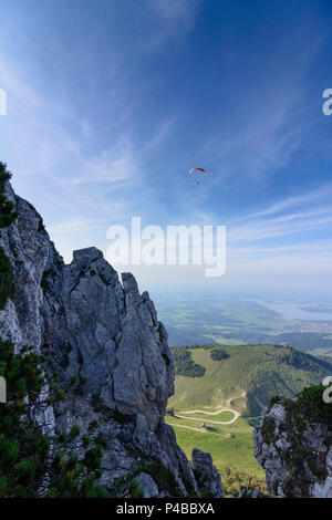 Chiemgauer Alpen, Gleitschirm am Berg Krampenwand, Blick auf den Chiemsee, Chiemgau, Oberbayern, Bayern, Deutschland Stockfoto