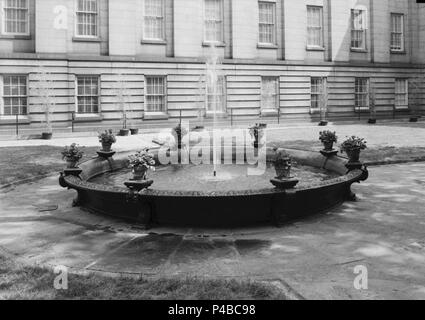 12. DETAIL, Innenhof, Springbrunnen. Stockfoto