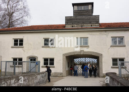 Dachau, Kz, Jourhaus (SS-Geschäftsstellen) mit Main Camp Tor, Oberbayern, Bayern, Deutschland Stockfoto