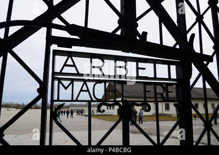 Dachau, KZ-Stammlager Tor, Schild Parole "Arbeit macht frei" ("Arbeit wird euch frei machen."), Oberbayern, Bayern, Deutschland Stockfoto