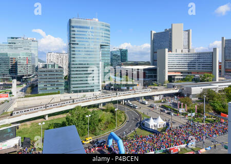 Wien, Vienna City Marathon vor der Vienna International Centre (VIC, UNO UNO City), U-Bahn, 22. Donaustadt, Wien, Österreich Stockfoto