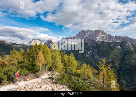 Mount Sasso Bianco, Dolomiten, Alleghe, Provinz Belluno, Venetien, Italien, Europa. Blick auf Pelmo und den Monte Civetta Stockfoto