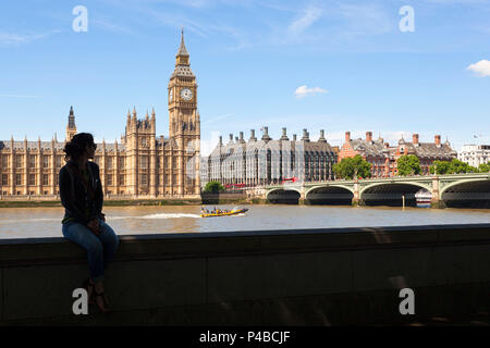 Ein Tourist vor der Westminster Palace, Westminster, London, Großbritannien, Großbritannien Stockfoto