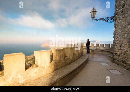 Touristen auf der Suche bis zu Panoramaaussicht auf der Venus schloss, Erice, Trapani Provinz, Sizilien, Italien Stockfoto