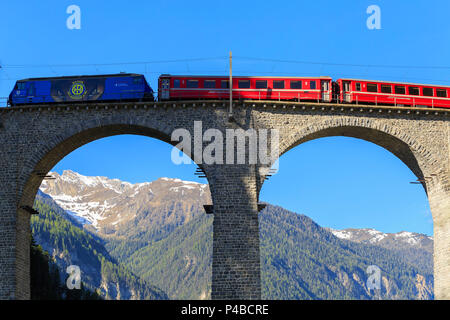 Red Train Transit auf dem Landwasser Viadukt, Filisur, Graübunden, Schweiz. Stockfoto