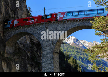 Red Train Transit auf dem Landwasser Viadukt, Filisur, Graübunden, Schweiz. Stockfoto