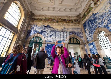 Sao Bento Bahnhof, concourse mit Azulojos Fliesen, Porto, Porto, Portugal, Europa Stockfoto