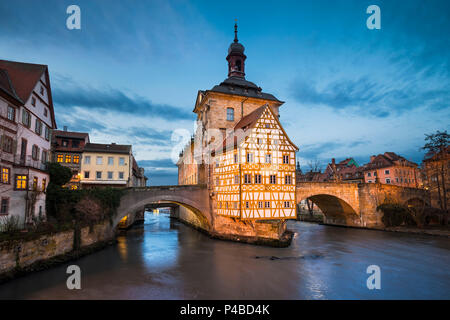 Altes Rathaus von Bamberg in der Nacht, Deutschland Stockfoto