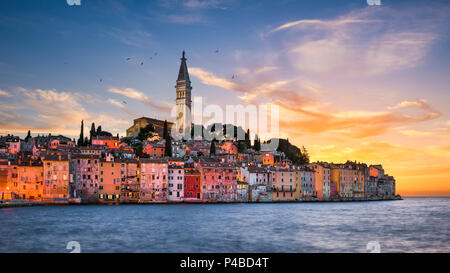 Sonnenuntergang in der Altstadt von Rovinj, Kroatien Stockfoto