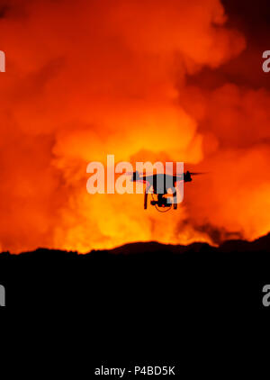 DJI Phantom 2 mit GoPro, fliegen durch die Holuhraun Riss Eruption. August 29, 2014 ein Riss Eruption in Holuhraun am nördlichen Ende der Magma Intrusion, welche nach Norden verschoben hatte, von der Bardarbunga Vulkan gestartet. Ist ein stratovulkan Bardarbunga unter dem Vatnajökull, Islands größten Gletscher entfernt, Bild Datum Sept. 20, 2014 Stockfoto