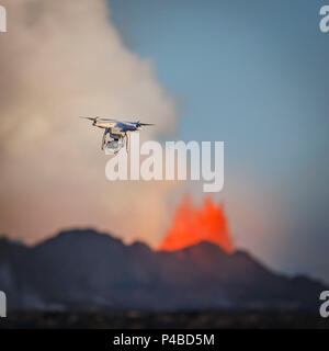 DJI Phantom 2 fliegen durch die Holuhraun Riss Eruption. Luftaufnahme von Lava und Federn. August 29, 2014 ein Riss Eruption in Holuhraun am nördlichen Ende der Magma Intrusion, welche nach Norden verschoben hatte, von der Bardarbunga Vulkan gestartet. Ist ein stratovulkan Bardarbunga unter dem Vatnajökull, Islands größten Gletscher entfernt, Bild Datum Sept. 20, 2014 Stockfoto