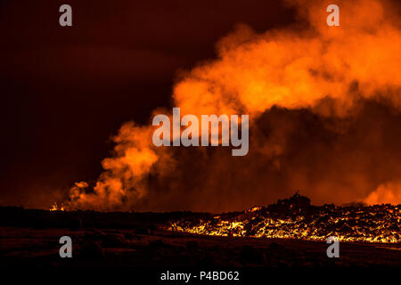 Lava in der Nacht, Eruption am Holuhraun Riss, in der Nähe des Bardarbunga Vulkan, Island. August 29, 2014 ein Riss Eruption in Holuhraun am nördlichen Ende der Magma Intrusion, welche nach Norden verschoben hatte, von der Bardarbunga Vulkan gestartet. Ist ein stratovulkan Bardarbunga unter dem Vatnajökull, Islands größten Gletscher entfernt. Bild Date-Sept. 2, 2014 Stockfoto