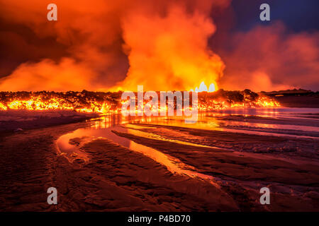 Glühende Lava aus dem Ausbruch an der Holuhraun Riss, in der Nähe des Bardarbunga Vulkan, Island. August 29, 2014, ein Riss Eruption in Holuhraun am nördlichen Ende der Magma Intrusion, welche nach Norden verschoben hatte, von der Bardarbunga Vulkan gestartet. Bild Datum - September 2, 2014 Stockfoto