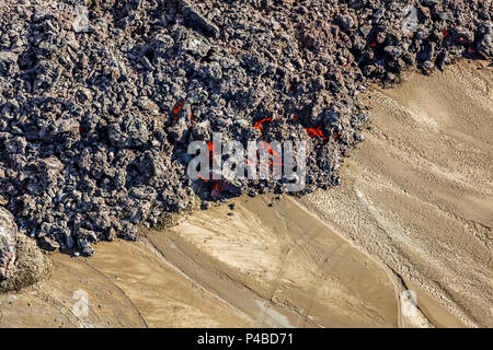 Hot Lava durch Reifenspuren kriechen. Eruption am Bardarbunga Holuhraun in der Nähe von Vulkan, Island. August 29, 2014 ein Riss Eruption in Holuhraun am nördlichen Ende der Magma Intrusion, welche nach Norden verschoben hatte, von der Bardarbunga Vulkan gestartet. . Bild Date-Sept. 3, 2014 Stockfoto