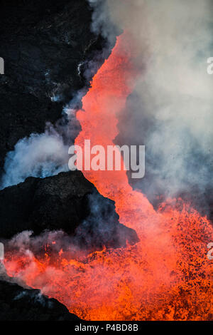 Luftaufnahme von Lava und Federn. August 29, 2014 ein Riss Eruption in Holuhraun am nördlichen Ende der Magma Intrusion, welche nach Norden verschoben hatte, von der Bardarbunga Vulkan gestartet. Ist ein stratovulkan Bardarbunga unter dem Vatnajökull, Islands größten Gletscher entfernt. Bild Date-Sept. 28, 2014 Stockfoto