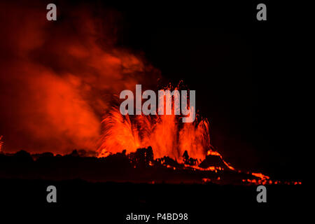 Lava in der Nacht, Eruption am Holuhraun Riss, in der Nähe des Bardarbunga Vulkan, Island. August 29, 2014 ein Riss Eruption in Holuhraun am nördlichen Ende der Magma Intrusion, welche nach Norden verschoben hatte, von der Bardarbunga Vulkan gestartet. Bild Date-Sept. 2, 2014 Stockfoto