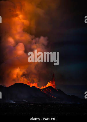 Lava und Federn aus dem Holuhraun Riss von der Bardarbunga Vulkan, Island. August 29, 2014 ein Riss Eruption in Holuhraun am nördlichen Ende der Magma Intrusion, welche nach Norden verschoben hatte, von der Bardarbunga Vulkan gestartet. Ist ein stratovulkan Bardarbunga unter dem Vatnajökull, Islands größten Gletscher entfernt. Bild Datum: September 20, 2014 Stockfoto