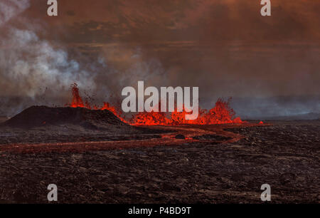 Luftaufnahme von Lava und Dampf. August 29, 2014 ein Riss Eruption in Holuhraun am nördlichen Ende der Magma Intrusion, welche nach Norden verschoben hatte, von der Bardarbunga Vulkan gestartet. Ist ein stratovulkan Bardarbunga unter dem Vatnajökull, Islands größten Gletscher entfernt. Bild Datum: September 3, 2014 Stockfoto