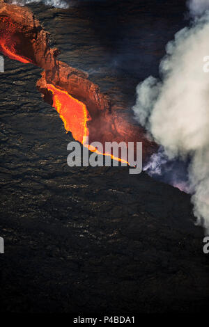 Luftaufnahme von Lava und Federn. August 29, 2014 ein Riss Eruption in Holuhraun am nördlichen Ende der Magma Intrusion, welche nach Norden verschoben hatte, von der Bardarbunga Vulkan gestartet. Ist ein stratovulkan Bardarbunga unter dem Vatnajökull, Islands größten Gletscher entfernt. Bild Date-Sept. 28, 2014 Stockfoto