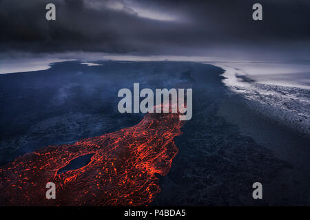 Luftaufnahme von Lava und Federn. August 29, 2014 ein Riss Eruption in Holuhraun am nördlichen Ende der Magma Intrusion, welche nach Norden verschoben hatte, von der Bardarbunga Vulkan gestartet. Ist ein stratovulkan Bardarbunga unter dem Vatnajökull, Islands größten Gletscher entfernt. Bild Date-October 30, 2014 Stockfoto