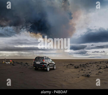 Vulkanische Federn mit giftigen Gasen, Holuhraun Riss Eruption, Island. August 29, 2014 ein Riss Eruption in Holuhraun am nördlichen Ende der Magma Intrusion, welche nach Norden verschoben hatte, von der Bardarbunga Vulkan gestartet. Ist ein stratovulkan Bardarbunga unter dem Vatnajökull, Islands größten Gletscher entfernt. Stockfoto