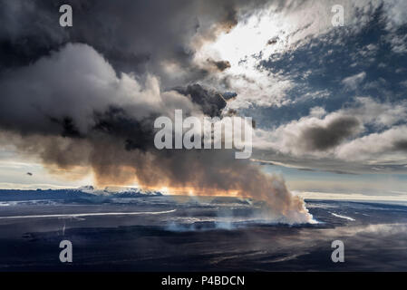 Vulkanausbruch in der Bardarbunga Holuhraun Riss in der Nähe von Vulkan, Island. August 29, 2014 ein Riss Eruption in Holuhraun am nördlichen Ende der Magma Intrusion, welche nach Norden verschoben hatte, von der Bardarbunga Vulkan gestartet. Ist ein stratovulkan Bardarbunga unter dem Vatnajökull, Islands größten Gletscher entfernt. Bild Date-Sept. 3, 2014 Stockfoto