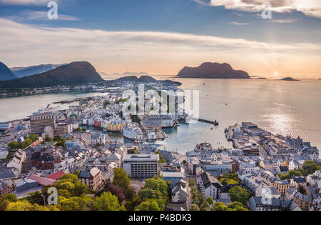 Norwegen Alesund Stadt, Mitternachtssonne, Aksla und Fjellstua Suche Stockfoto