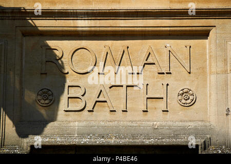 Römisches Bad Zeichen auf alten Badewanne Steinmauer Badewanne England Großbritannien Stockfoto