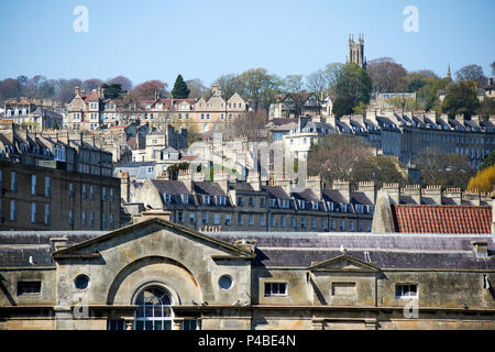 Nahaufnahme Blick auf die Spitze der Pulteney Bridge und die georgianische Stadthäuser hinter Badewanne England Großbritannien Stockfoto