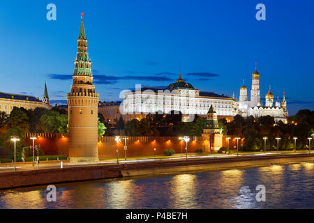 Blick auf den Kreml beleuchtet in der Abenddämmerung. Moskau, Russland. Stockfoto