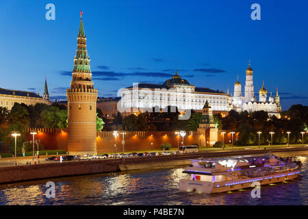 Blick auf den Kreml beleuchtet in der Abenddämmerung. Moskau, Russland. Stockfoto