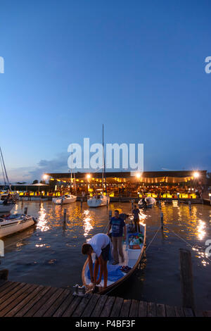 Neusiedl am See, Restaurant Bar Marina Segelboot 'MOle West" in der Nacht, den Neusiedler See (Neusiedler See), Neusiedler See (Neusiedler See), Burgenland, Österreich Stockfoto