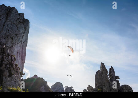 Chiemgauer Alpen, Gleitschirm über Berg Krampenwand, Chiemgau, Oberbayern, Bayern, Deutschland Stockfoto