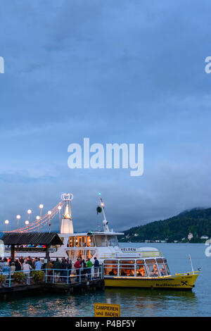 Krumpendorf am Wörthersee, Wörthersee, Nacht, Boot Prozession an Maria Himmelfahrt, Schiff, Statue der Maria, Kärnten, Kärnten, Österreich Stockfoto