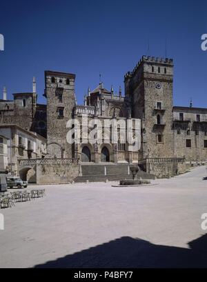 Exterieur - FACHADA PRINCIPAL DEL MONASTERIO DE GUADALUPE - SIGLO XV-ESTILO GOTICO-MUDEJAR. Lage: MONASTERIO - AUSSEN, Guadalupe, Spanien. Stockfoto