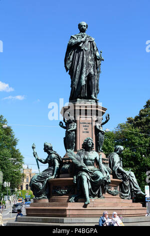 München, Denkmal von Max II (maxmonument), Maximilianeum (Sitz des Landtags von Bayern) in der Rückseite, Oberbayern, Bayern, Deutschland Stockfoto