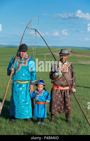 Tragen traditionelle mongolische Kleid, ein kleiner Junge steht pridefully mit älteren Familienmitgliedern, Xilinhot, der Inneren Mongolei, China Stockfoto